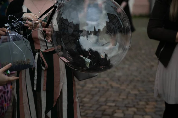 Uma Mulher Segurando Balão Transparente Noite — Fotografia de Stock