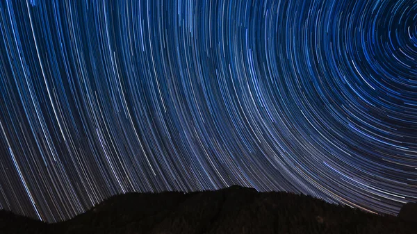 Een Lange Opname Van Sterrensporen Aan Nachtelijke Hemel — Stockfoto