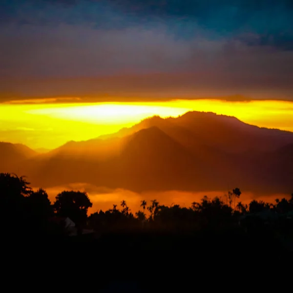 Μια Κάθετη Λήψη Των Βουνών Κατά Διάρκεια Ενός Γραφικού Ηλιοβασιλέματος — Φωτογραφία Αρχείου