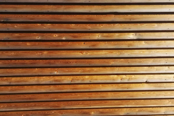 木製の壁で 水平方向のストライプが表面をずっと走っています — ストック写真