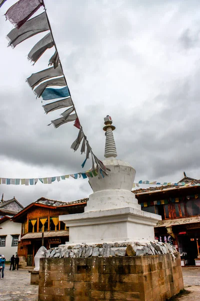 Vertikal Bild Staden Shangri Yunnan Kina Molnig Dag — Stockfoto