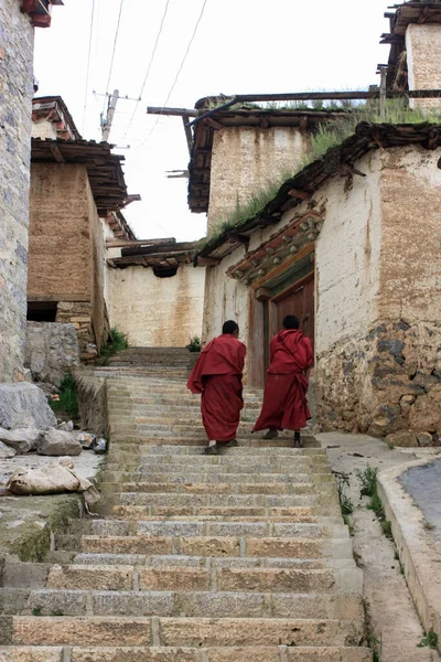 Dois Monges Subindo Uma Escada Pedra Nas Ruas Shangri China — Fotografia de Stock