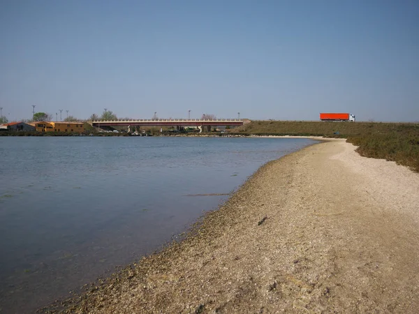 Bella Foto Ponte Sul Fiume Che Scorre Sotto Cielo Blu — Foto Stock