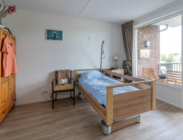 Geertruidenberg Κατω Χωρεσ Ιουν 2021 Υπνοδωμάτιο Διαμέρισμα Φροντίδας Μπλε Σεντόνια — Φωτογραφία Αρχείου