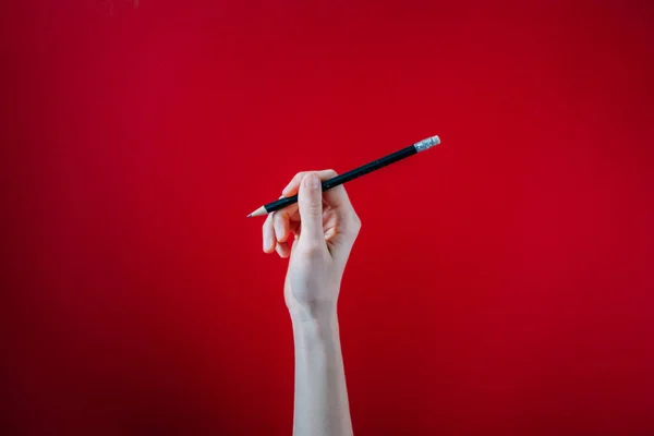 빨간색 배경에 연필을 클로즈업 — 스톡 사진