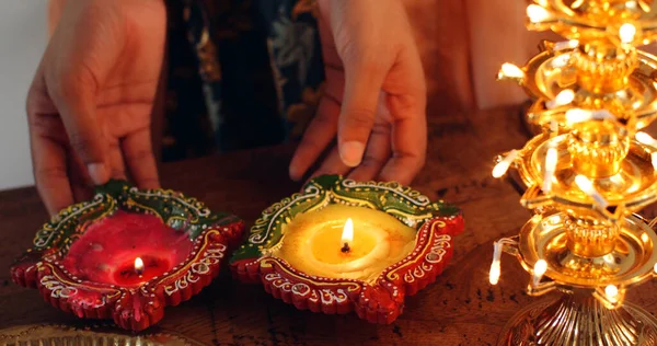 Eine Nahaufnahme Brennender Diwali Kerzen Verzierten Kerzenständern — Stockfoto