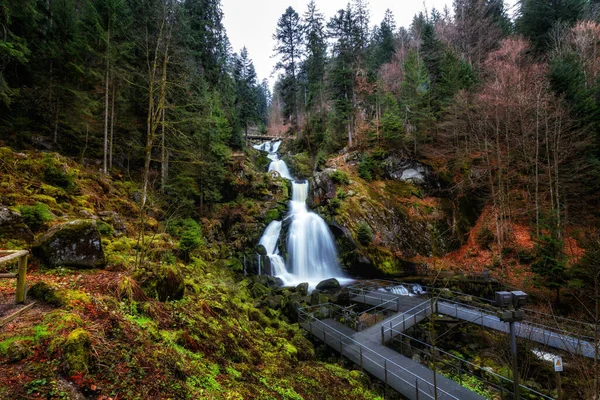 Krásný Záběr Vodopádu Obklopeného Zelení Německu — Stock fotografie