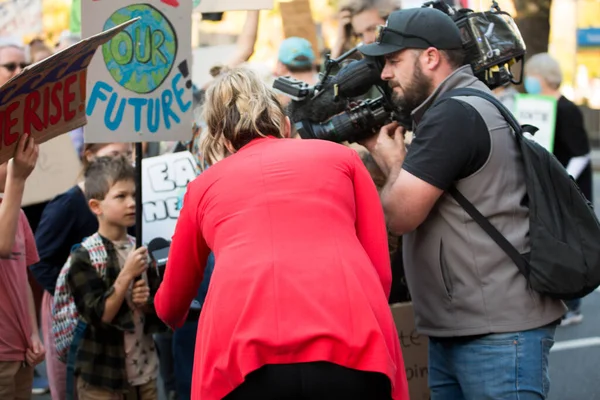 Melbourne Australia Mayo 2021 Joven Entrevistado Por Reportero Protesta Por —  Fotos de Stock