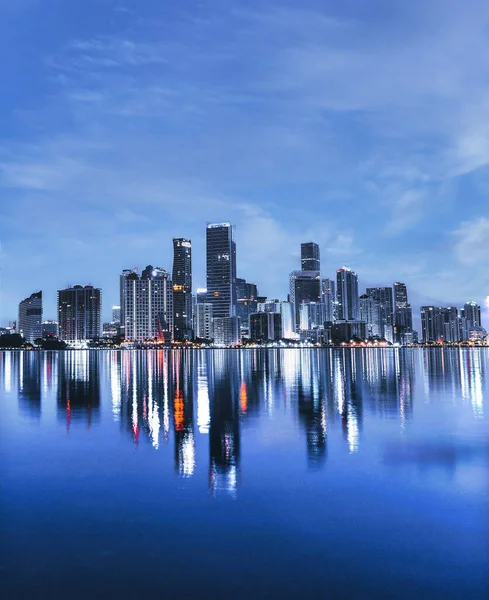 Tiro Panorâmico Paisagem Urbana Reflexão Horizonte Sob Céu Noite — Fotografia de Stock