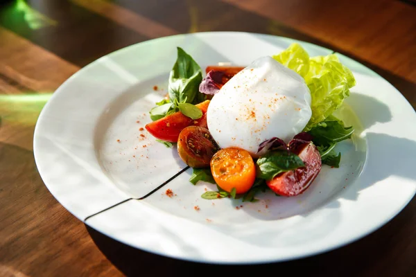 Tiro Alto Ângulo Uma Salada Com Ovo Inteiro Tomates Cereja — Fotografia de Stock