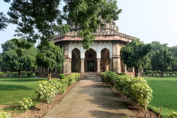 一条小路通向新印度Lodhi Garden的大楼 — 图库照片