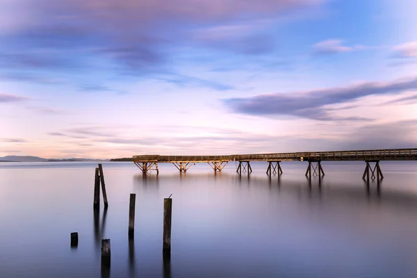 Largo Muelle Que Extiende Océano Brumoso Atardecer —  Fotos de Stock