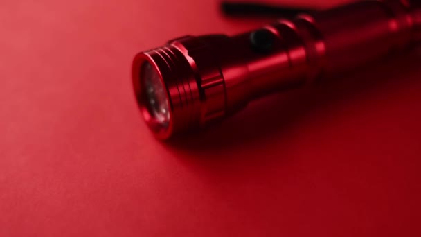 Rote Taschenlampe Aus Nächster Nähe — Stockvideo