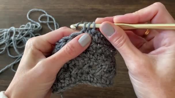 用钩针编织的女人 — 图库视频影像
