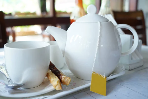 Eine Nahaufnahme Von Teekanne Und Tassen Auf Einem Tablett — Stockfoto