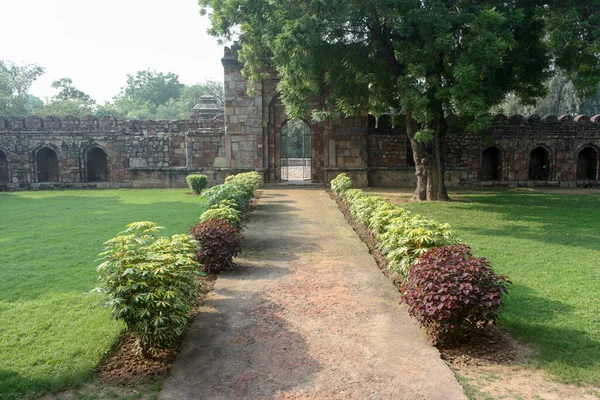 สาวร Mughal Lodhi Garden ในน วเดล ประเทศอ นเด — ภาพถ่ายสต็อก