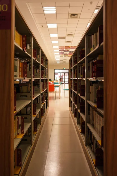 Foto Vertikal Buku Buku Rak Buku Perpustakaan — Stok Foto