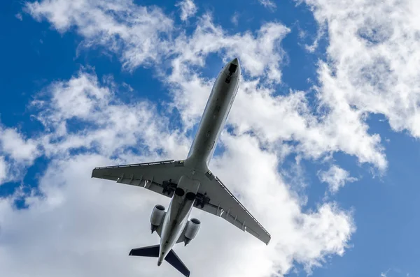 Ein Tiefflug Eines Flugzeugs Einem Bewölkten Himmel — Stockfoto