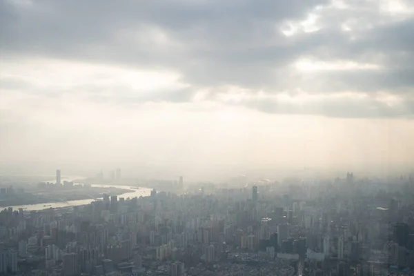 Una Vista Aérea Una Ciudad Moderna Niebla —  Fotos de Stock