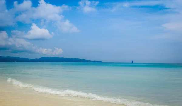 Das Klare Blaue Meer Einem Bewölkten Tag — Stockfoto