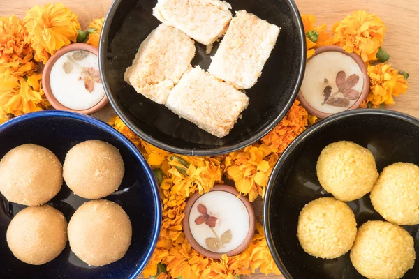 Top View Cookie Egy Tálban Dekorációk Diwali Fesztivál Fények — Stock Fotó