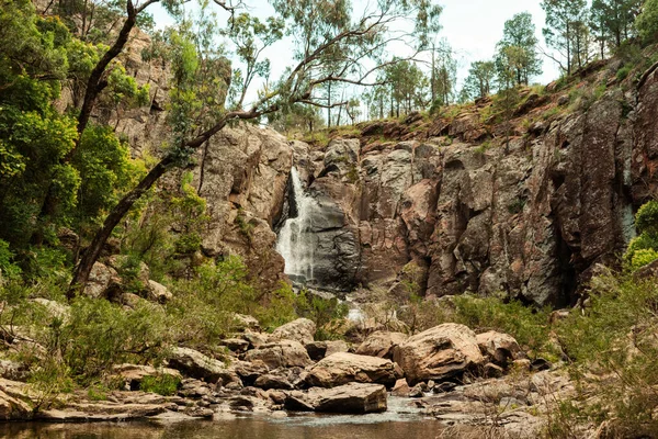 Malowniczy Krajobraz Skalistego Wodospadu Urwiska Lesie — Zdjęcie stockowe