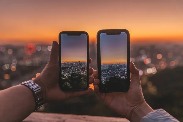 Gente Sosteniendo Teléfonos Tomando Fotos Una Hermosa Puesta Sol Sobre — Foto de Stock