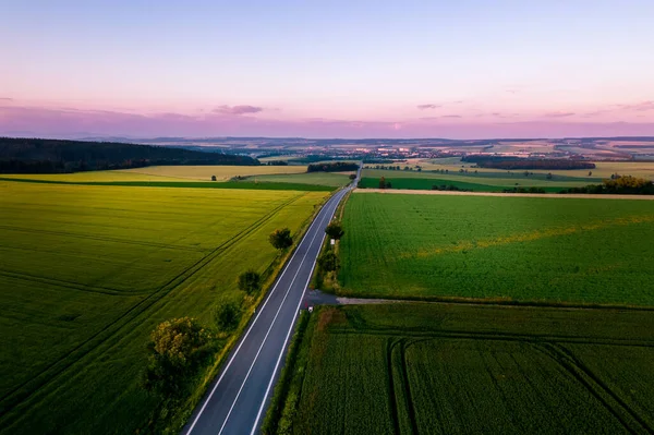 Uma Paisagem Uma Estrada Cercada Por Campos Agrícolas Durante Pôr — Fotografia de Stock