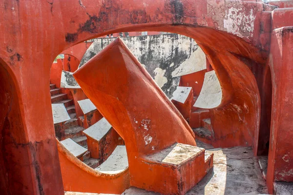 Yeni Delhi Şehrinde Adet Mimari Astronomi Enstrümanından Oluşan Jantar Mantar — Stok fotoğraf