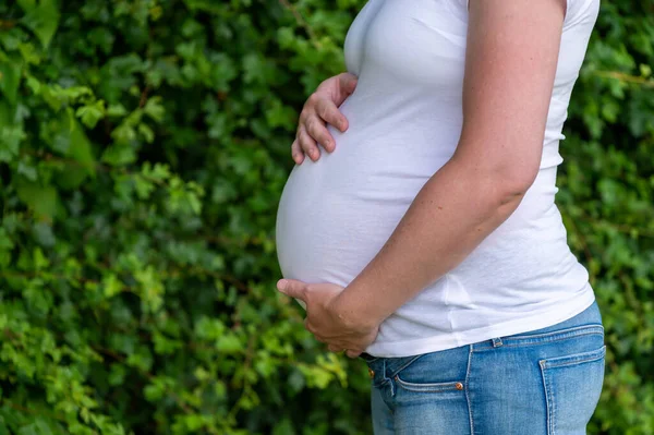 Gravid Kvinna Som Rör Vid Magen Med Händerna — Stockfoto