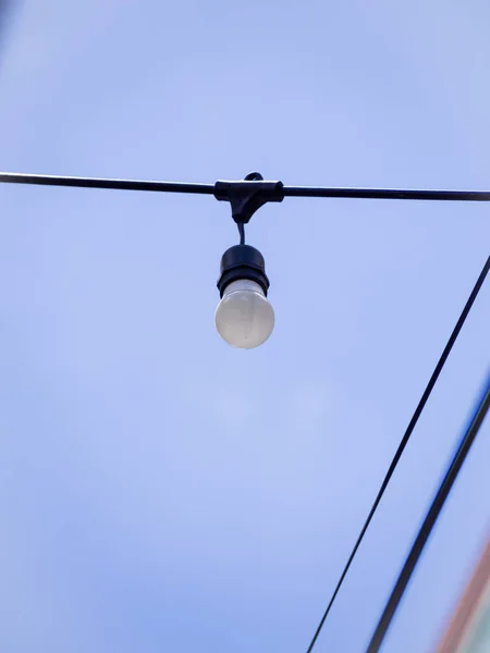 青い空の背景に白い電球のクローズアップ — ストック写真