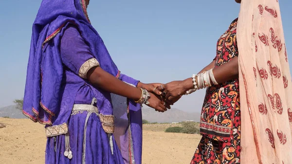 Две Индийские Женщины Традиционной Одежде Держатся Руки Открытом Воздухе — стоковое фото