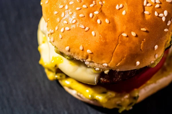 Świeży Smaczny Cheeseburger Wołowy Topionym Serem Wyizolowanym Czarnym Tle — Zdjęcie stockowe