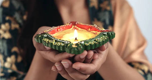 Lovitură Closeup Mâini Sex Feminin Ținând Lumânare Diwali Flăcări — Fotografie, imagine de stoc