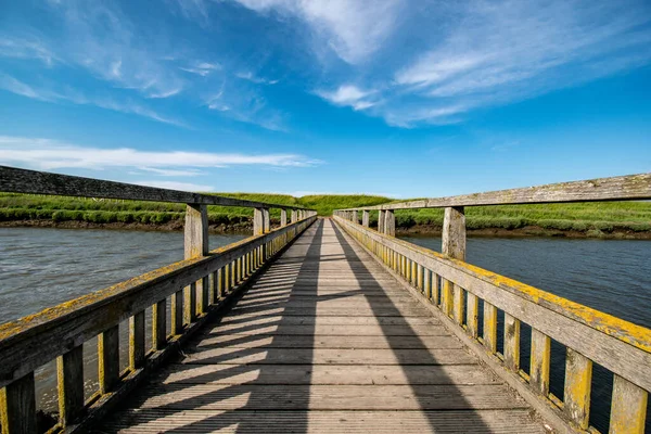 Длительное Обнажение Деревянного Моста Через Реку — стоковое фото