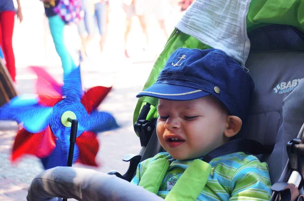 Kolobrzeg Polanda Iul 2015 Băiețel Plângăcios Care Stă Într Buggy — Fotografie, imagine de stoc