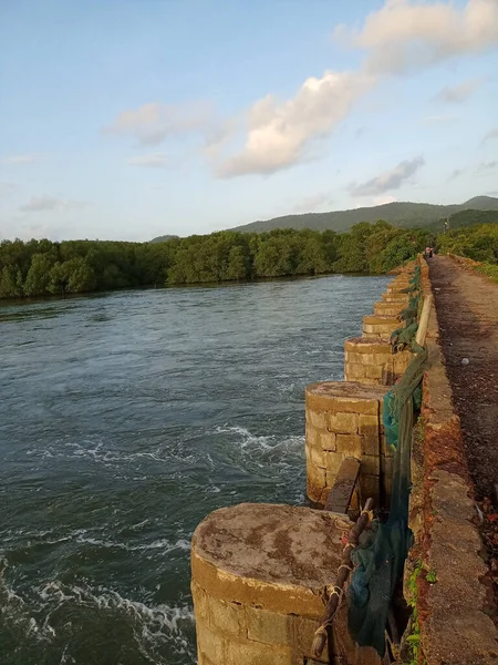 Tiro Vertical Uma Pequena Barragem Uma Passarela Cercada Por Lago — Fotografia de Stock