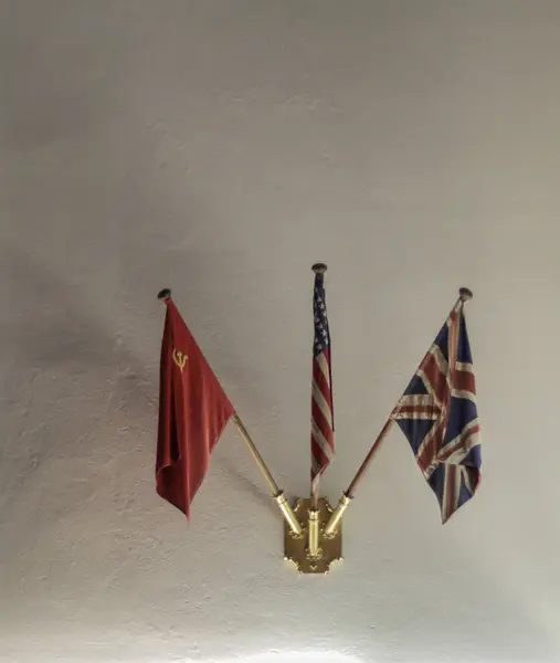 Ένα Κοντινό Πλάνο Των Σημαιών Λευκό Φόντο Τοίχου — Φωτογραφία Αρχείου