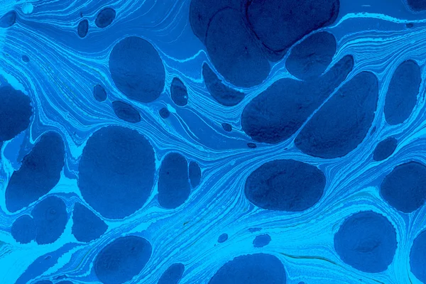 油漆混合物中油和水气泡的光滑蓝色背景 — 图库照片