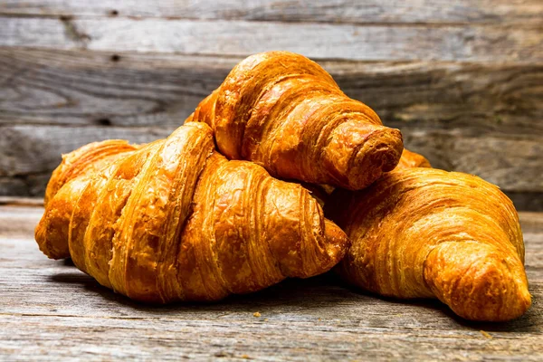 Croissants Recentemente Assados Uma Superfície Madeira Fundo Café Manhã Francês — Fotografia de Stock