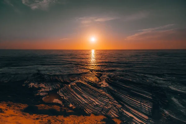 黄昏时被大海包围的岩石海岸上的风景 — 图库照片