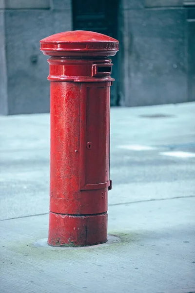 通りの赤い柱のポストボックスの垂直ショット — ストック写真