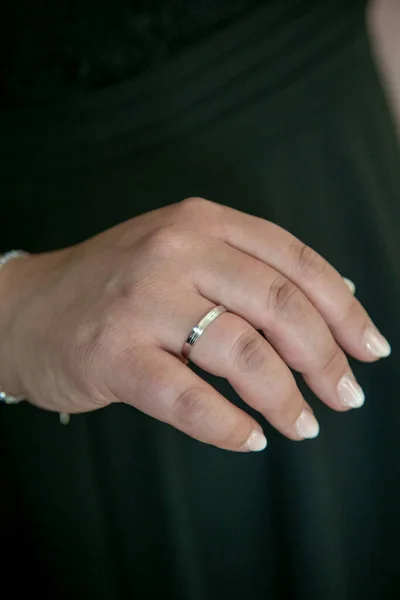 Tiro Perto Uma Mão Feminina Com Anel Casamento — Fotografia de Stock