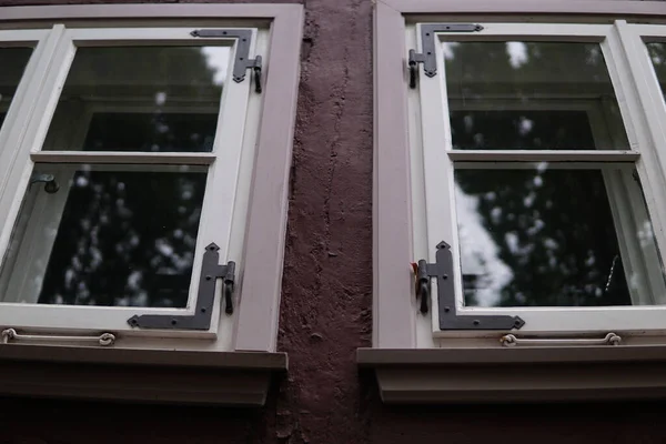 現代の家の茶色の壁に白いフレームと窓のペアの低角度ショット — ストック写真