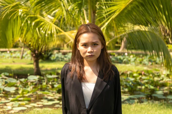 Siyah Resmi Bir Ceket Giyen Güney Asyalı Genç Bir Kadın — Stok fotoğraf