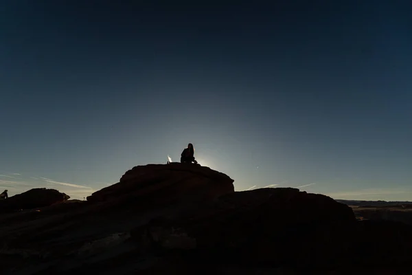 Uma Silhueta Uma Fêmea Sentada Num Penhasco Horseshoe Bend Eua — Fotografia de Stock