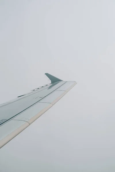 Een Verticaal Schot Van Een Vliegtuig Vleugel Een Mistige Lucht — Stockfoto