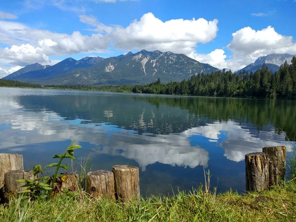 静かな湖に映る山と木の風景の高角度ショット — ストック写真