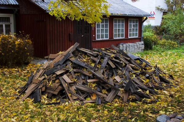 Eine Nahaufnahme Von Verbrannten Holzplanken Einem Hinterhof — Stockfoto