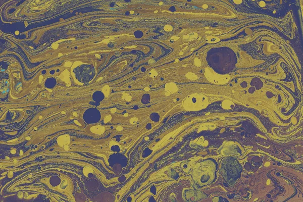 Гладкий Фон Нефтяных Водных Пузырьков Синем Золотой Смесью Красок — стоковое фото